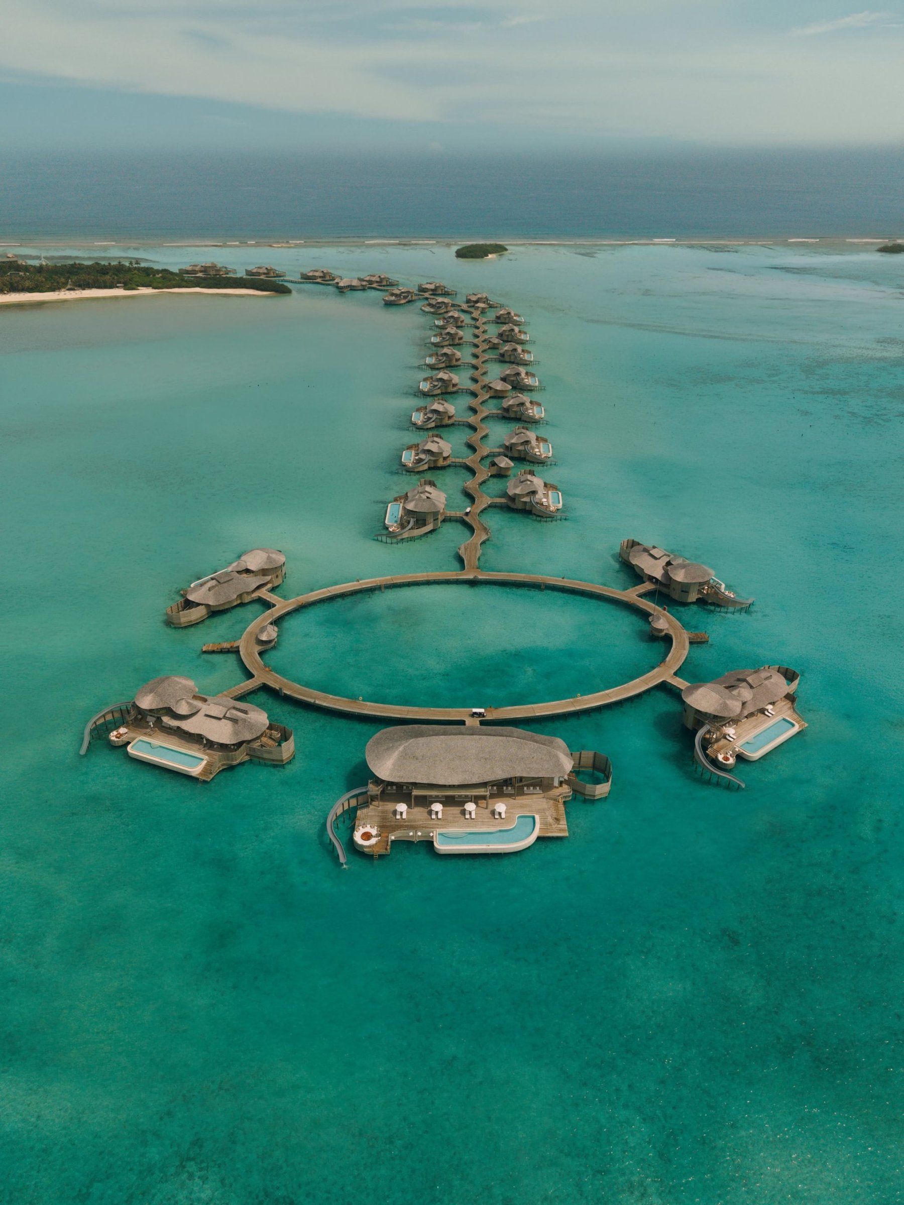 Vista aérea das villas overwater no Soneva Jani