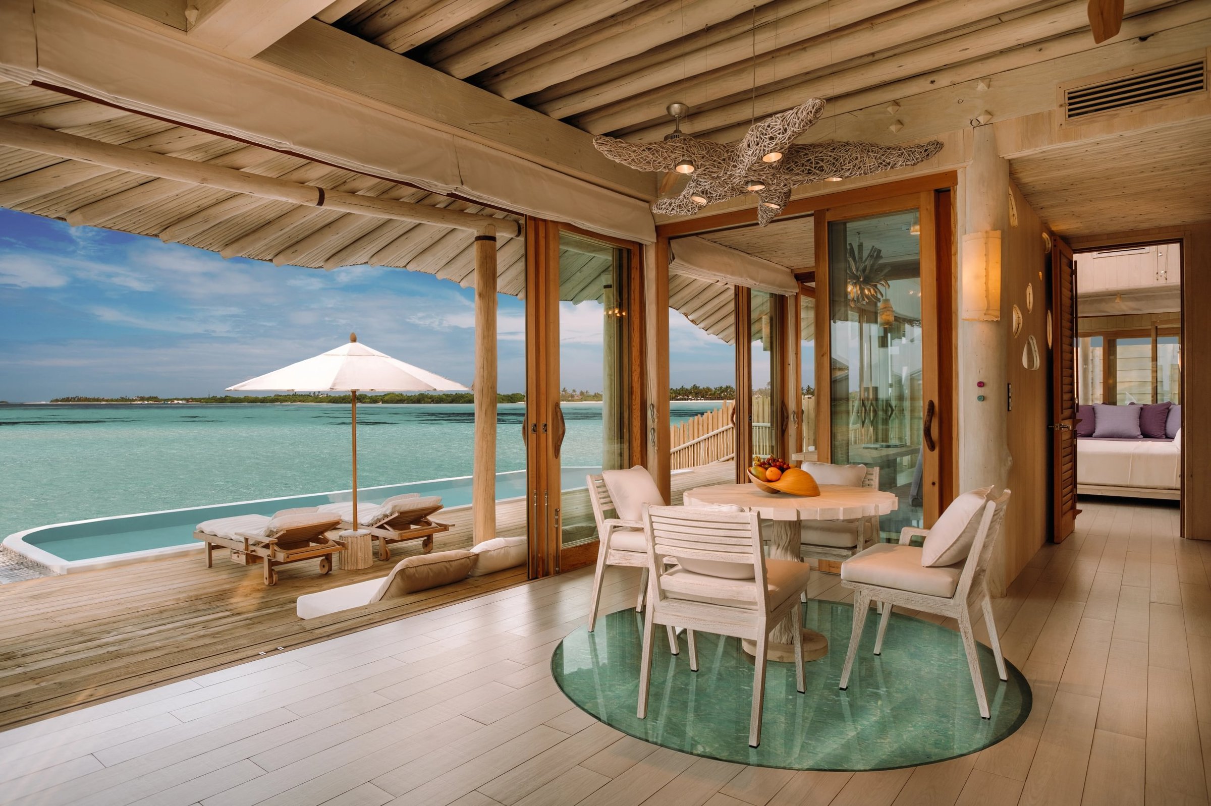Interior da villa com vista pro mar no Soneva Jani